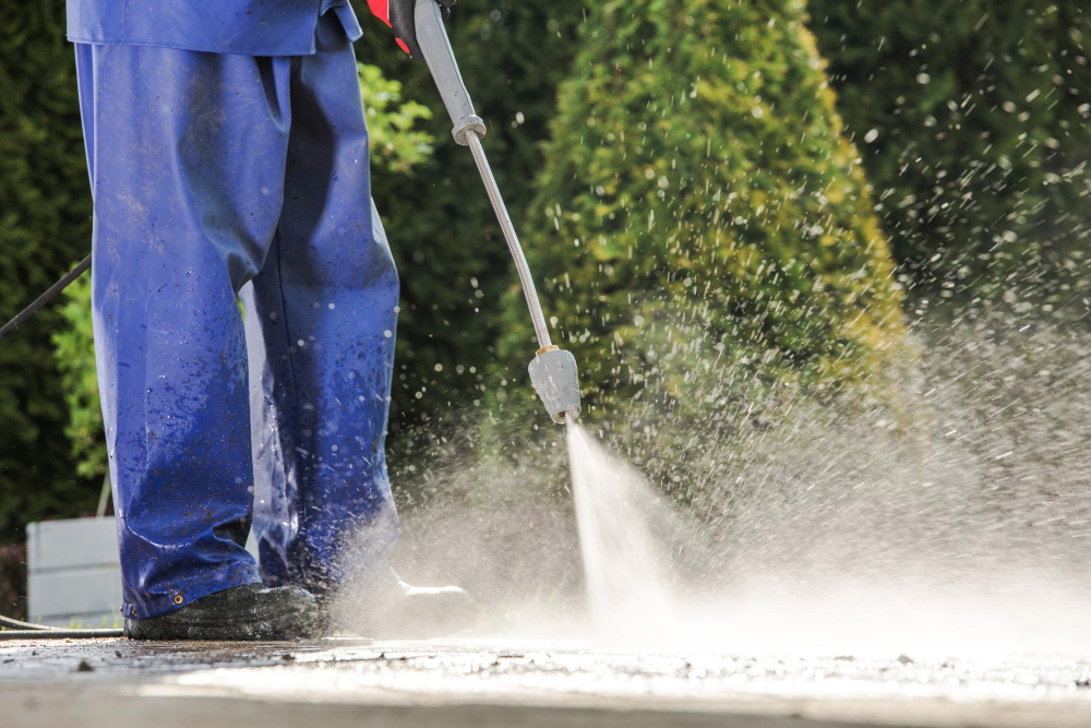 Can I Pressure Wash My Own House in Orlando?
