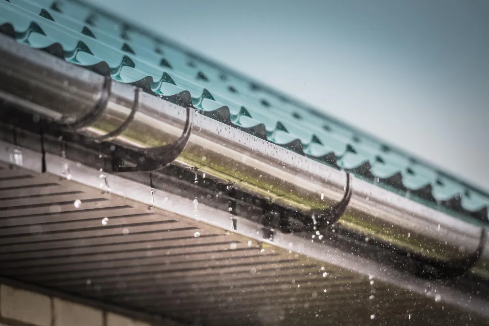 Reasons to Make Gutter Cleaning Part of Your Roof Maintenance Routine