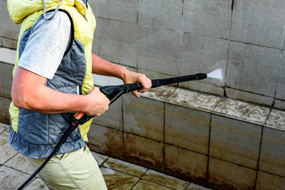 Choosing the Right Pressure Washing Contractor in Orlando, FL