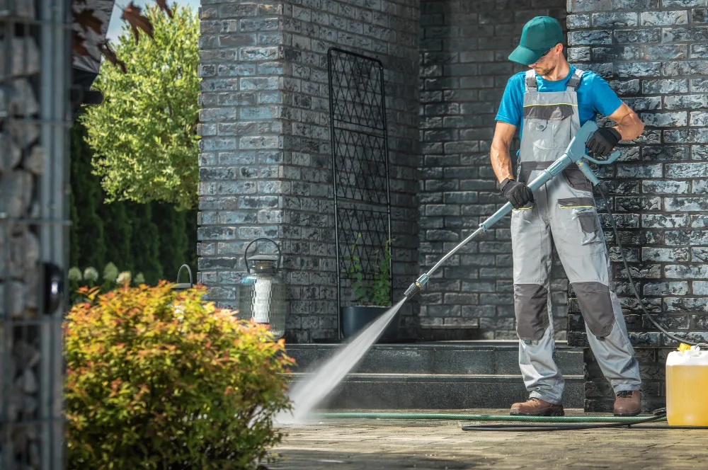 Pressure Washing: Company vs. DIY in Orlando, FL